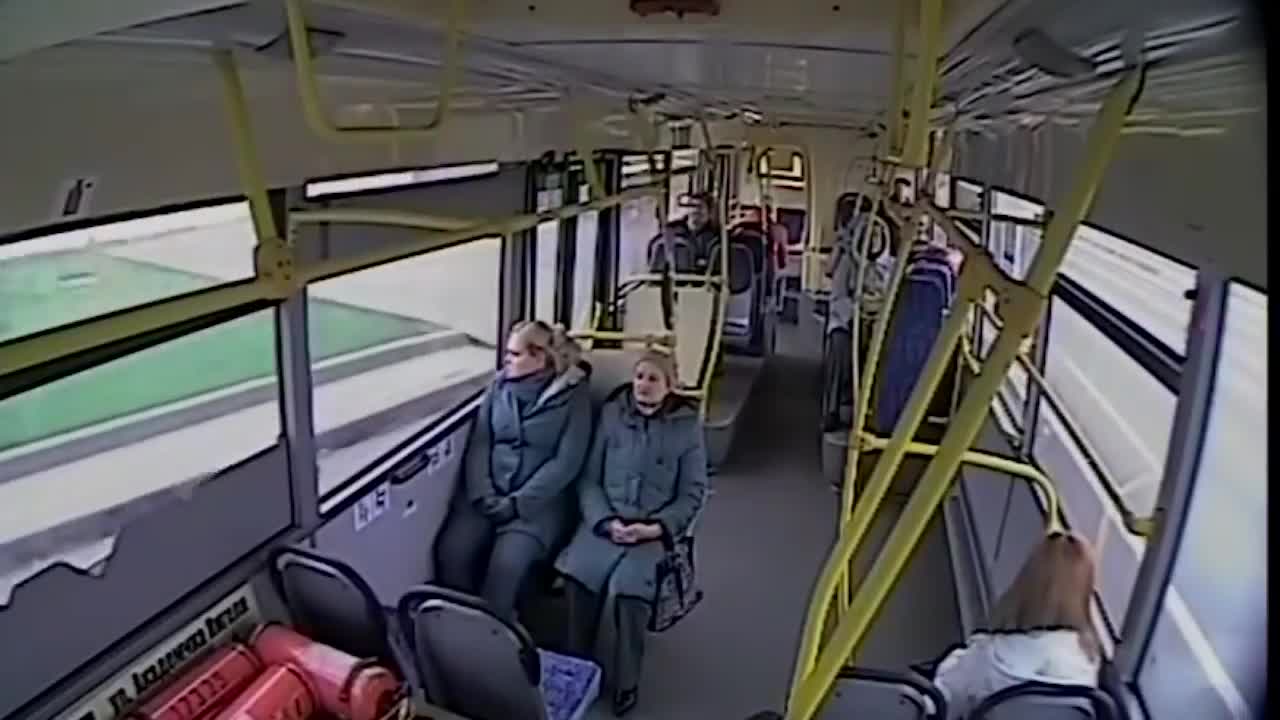 Автобус въебался в столб 